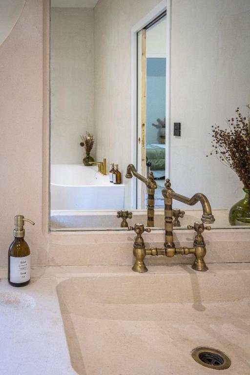 Deluxe Suite — la robinetterie en laiton brossé
